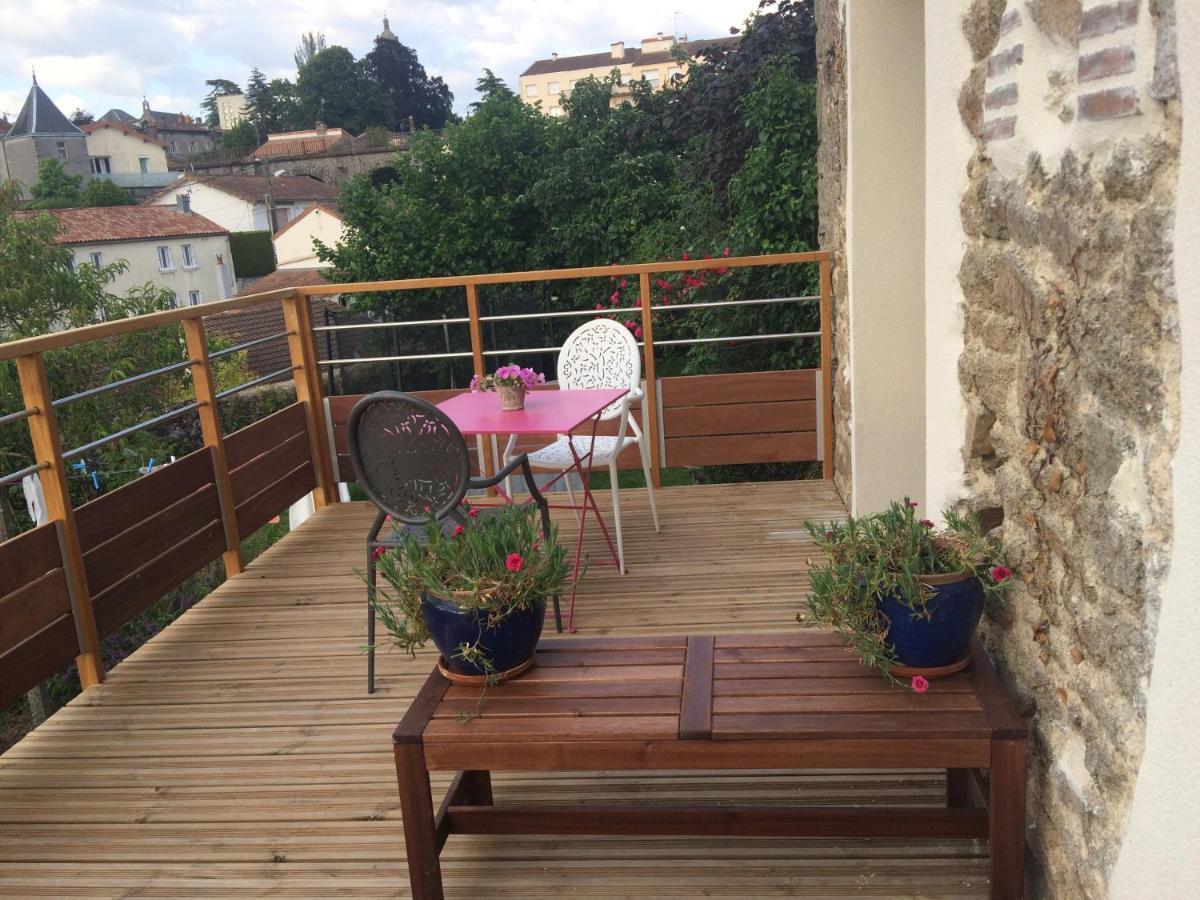 Hotel Les 3 Pigeons Bressuire Exterior foto